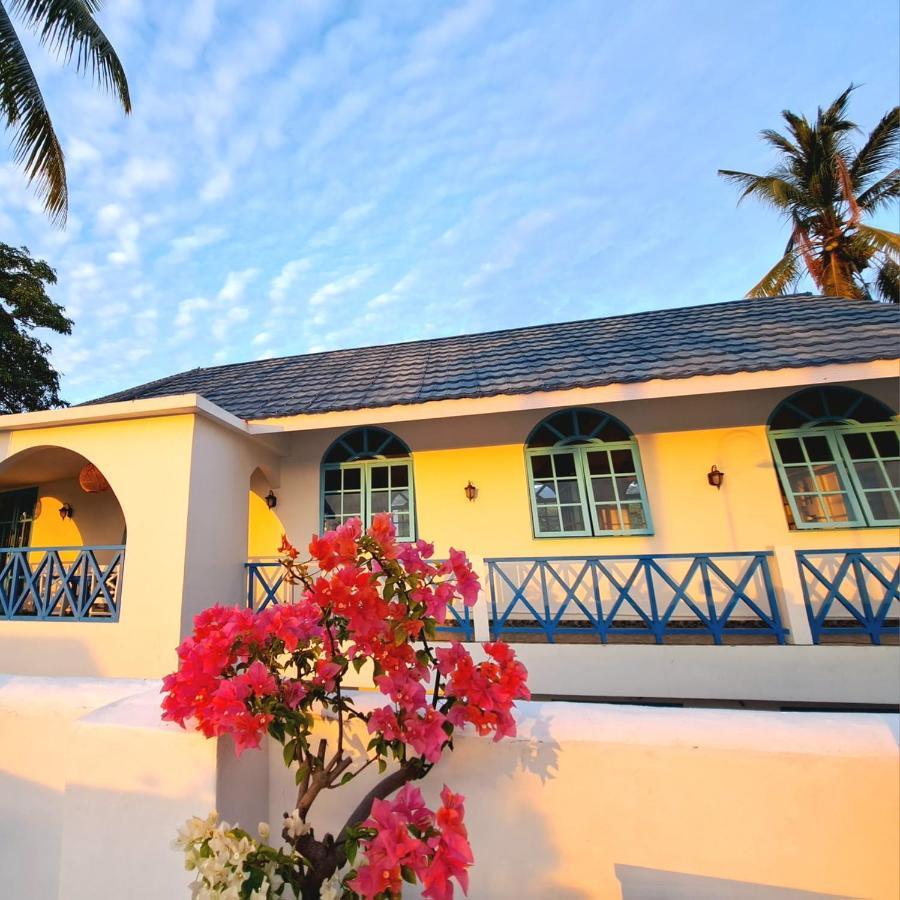 Anjo Maumere Hotel & Restaurant Exterior photo